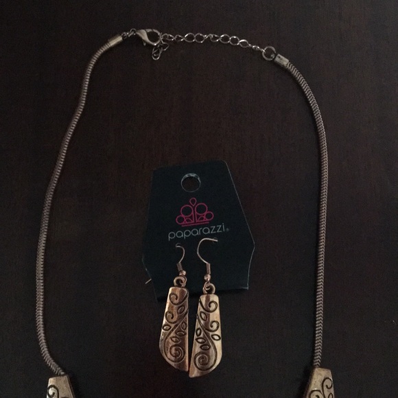 Stunning Metallic Statement Necklace & Earring Set - Picture 4 of 5